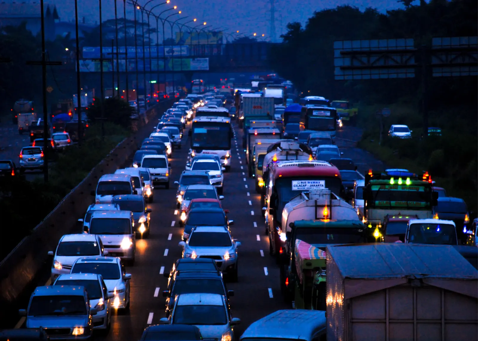 Congested traffic scene, symbolising the advantage of skipping the daily commute.
