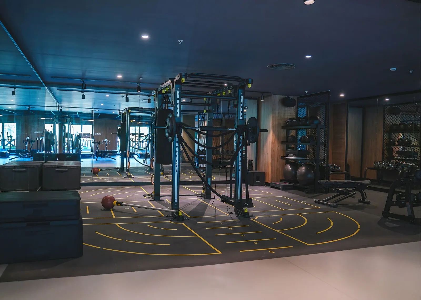 A picture of a near-empty gym during off-peak hours, signifying the flexibility to use facilities like gyms when they're less crowded.